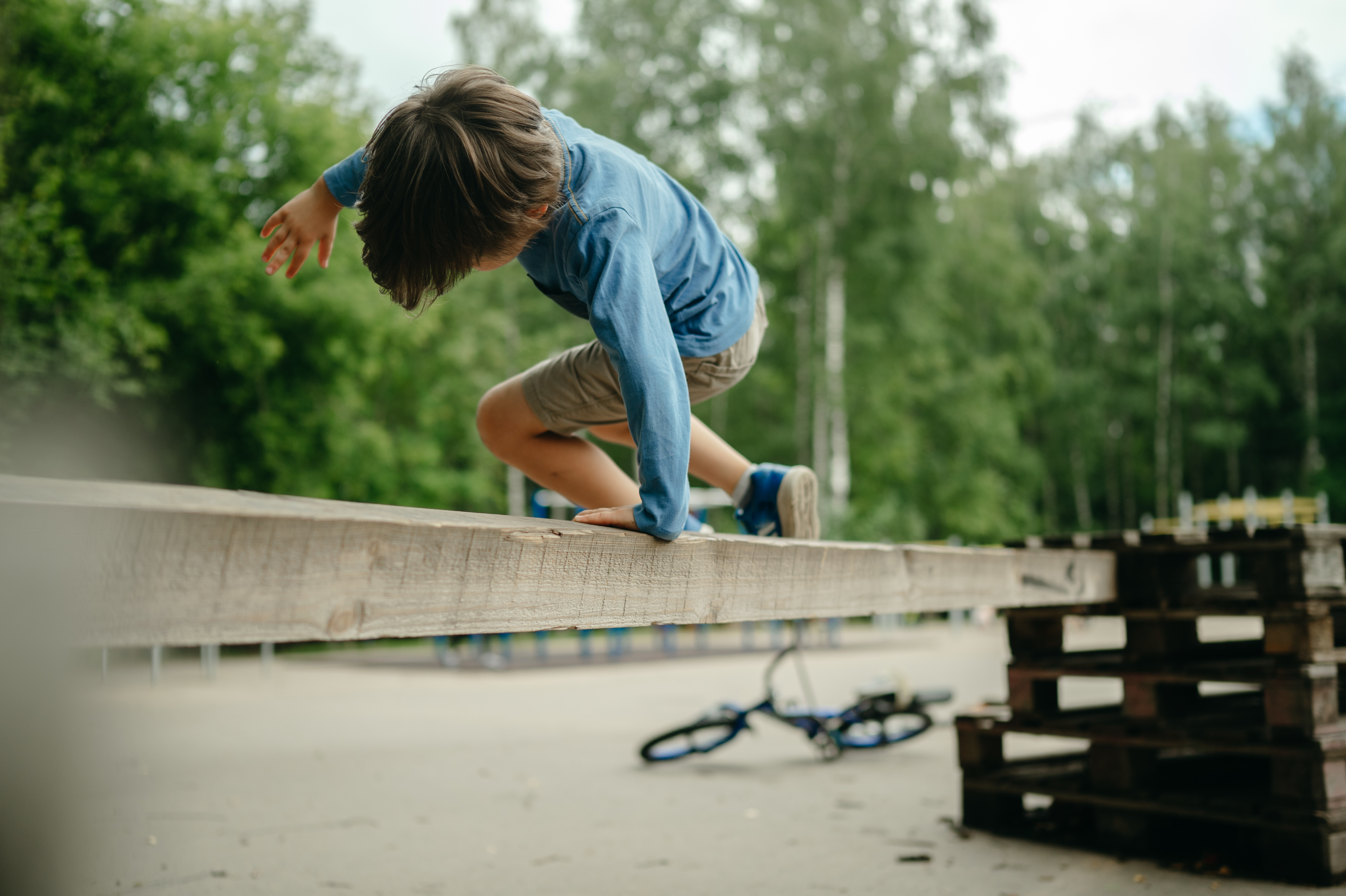 Recorrido de equilibrio para niños en el jardín